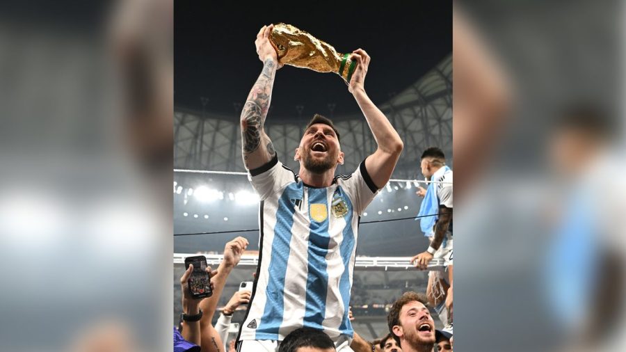 Messi+holding+up+the+World+Cup+trophy+after+defeating+France