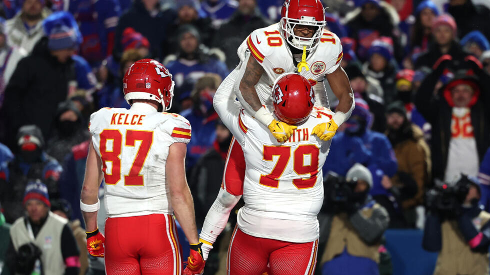 The+chiefs+celebrating+their+27-24+victory+over+the+Bills