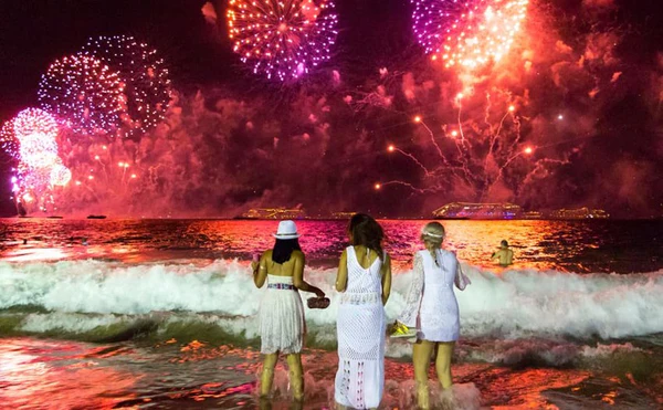 Ready to make toasts and leave the year behind for a new one? So are these Brazilians. 
Photo Courtesy : Betty Neyer Via X. Graphics on centerfold pages courtesy Canva.