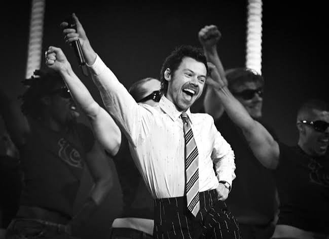 Harry Styles is back - big time! Photo via ynet.com
